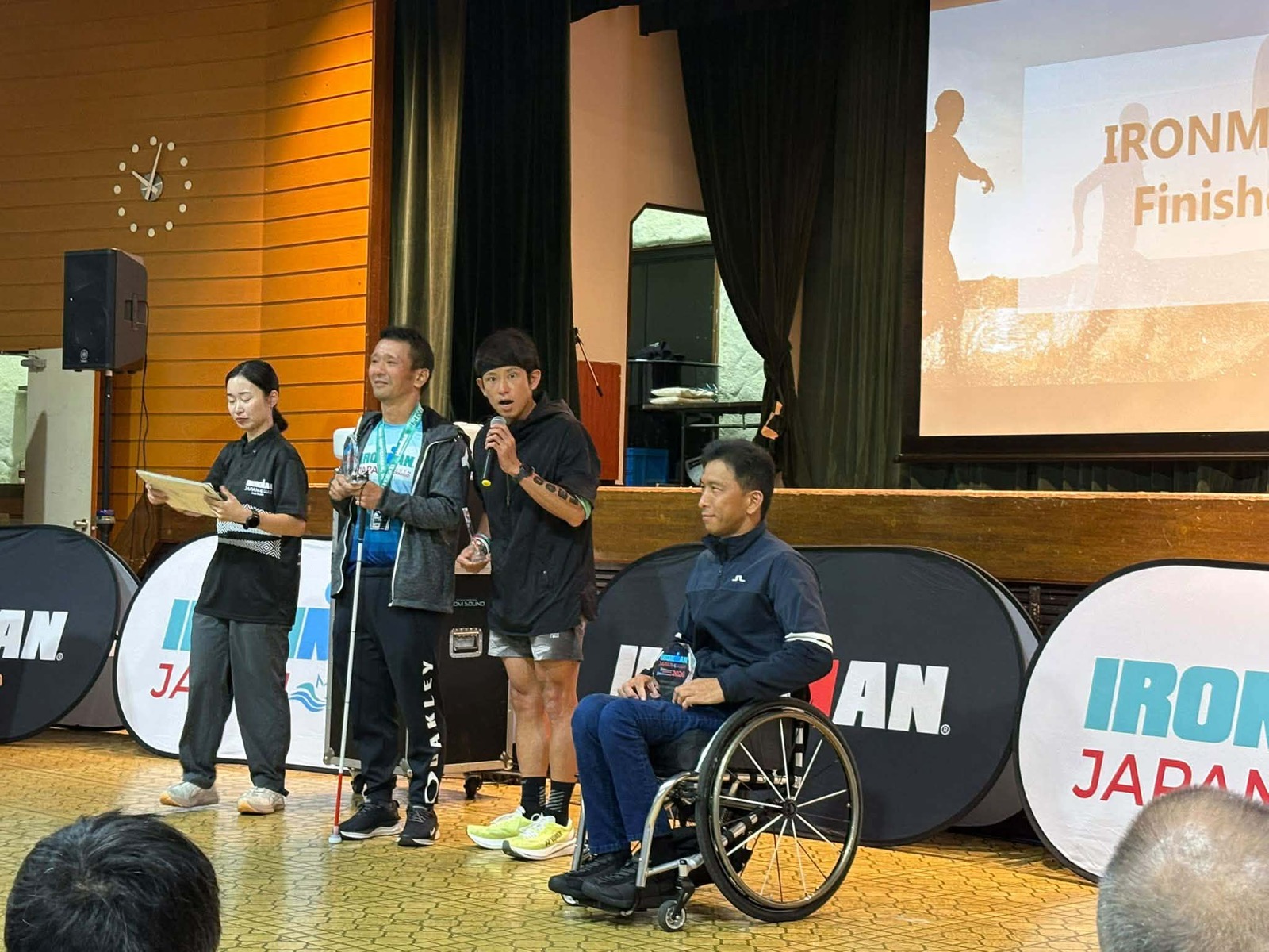 IRONMAN JAPAN 2026 表彰台のパラトライアスリート中澤隆