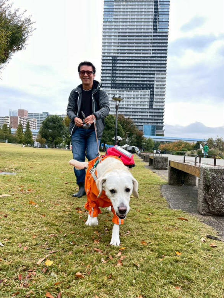 いまの相棒・盲導犬シュクレと過ごす中澤隆